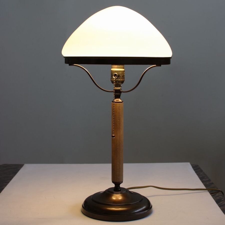 Настольная лампа СССР с белым плафоном 185.02Т