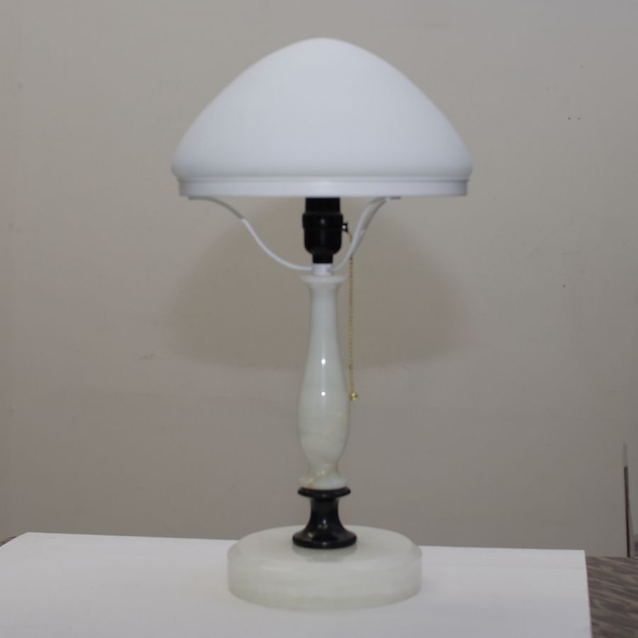 Писательская лампа из оникса с плафоном из стекла 234.01 Т