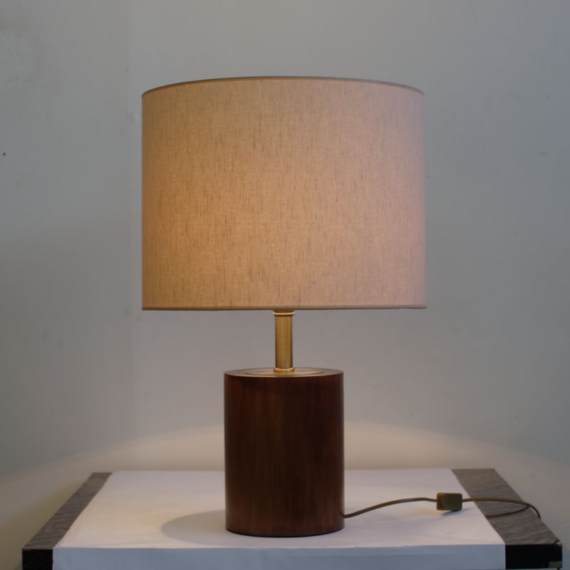 Настольная лампа из дерева с черным абажуром 114.2.17Т