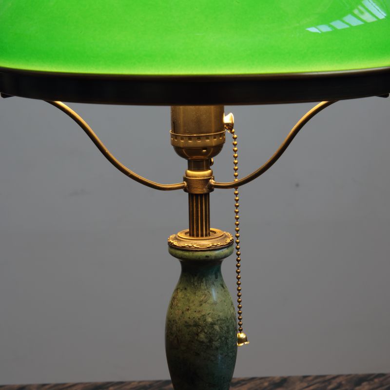 Лампа латунная с зелёным плафоном 047.052 Т