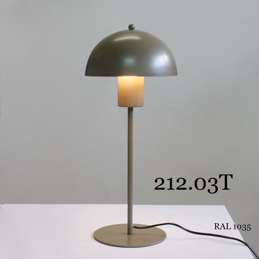 Настольная лампа с металлическим абажуром 212.03Т