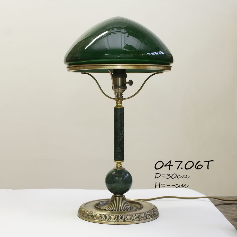 Кабинетная настольная лампа с зелёным плафоном – 047.06Т