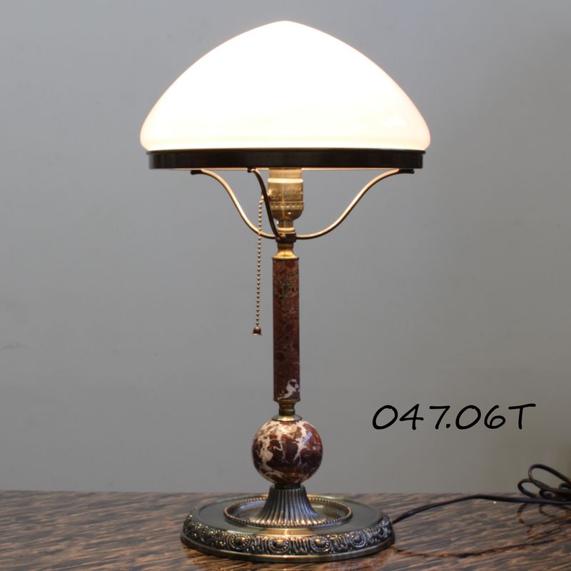 Кабинетная настольная лампа с белым плафоном – 047.06Т (Вишня)